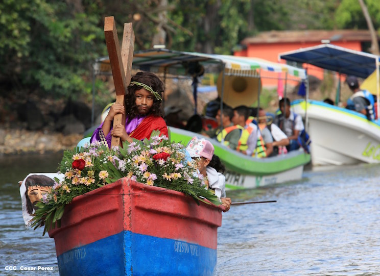 Realizan tradicional Viacrucis Acu&aacute;tico en Lago Cocibolca